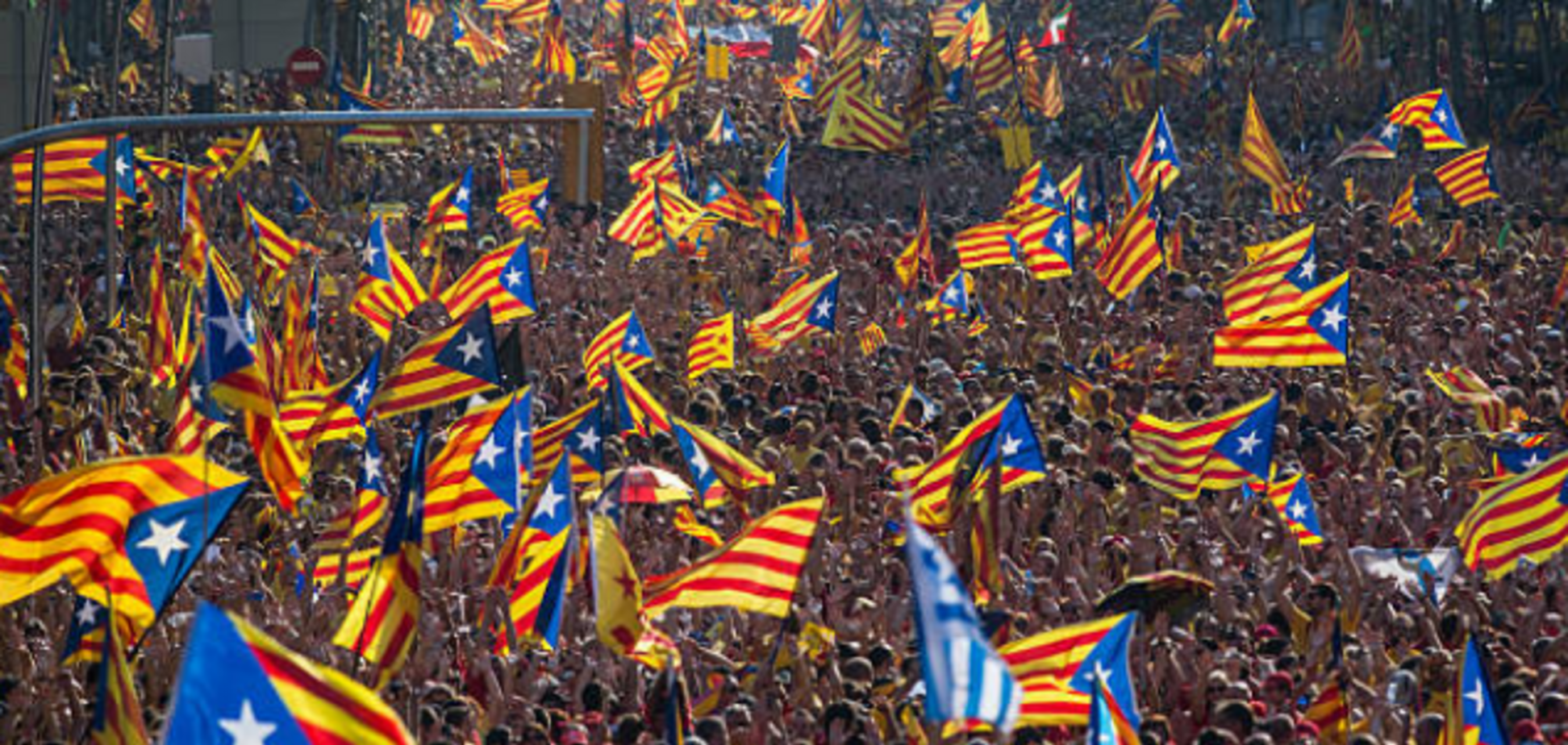 Мадрид пошел на обострение: Барселона вышла на многотысячный митинг за независимость
