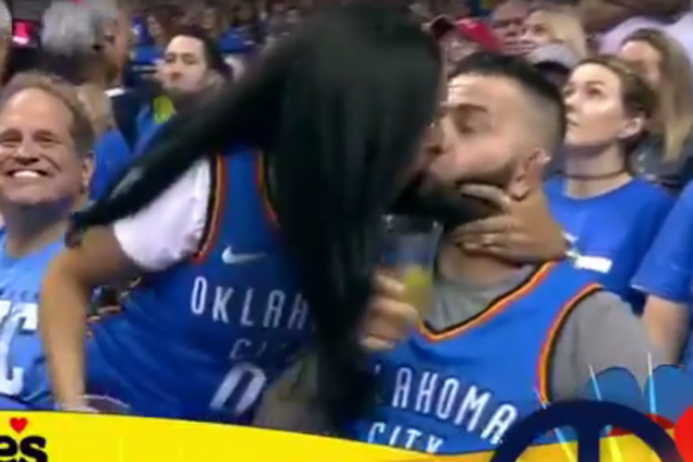 Вболівальниця вчепилася в губи сусіда на трибуні: реакція хлопця зібрала тисячі лайків - опубліковано відео