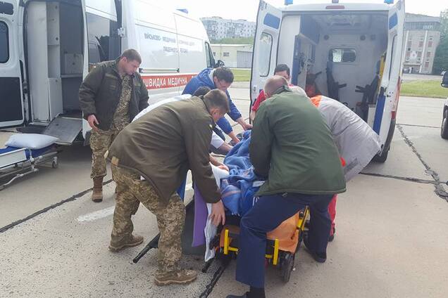 Потрібна допомога: до Львова доставили борт із пораненими бійцями АТО