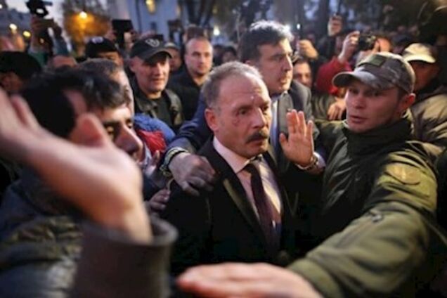 Нападения на нардепов под Радой: появилось видео атаки на Гаврилюка и Барну