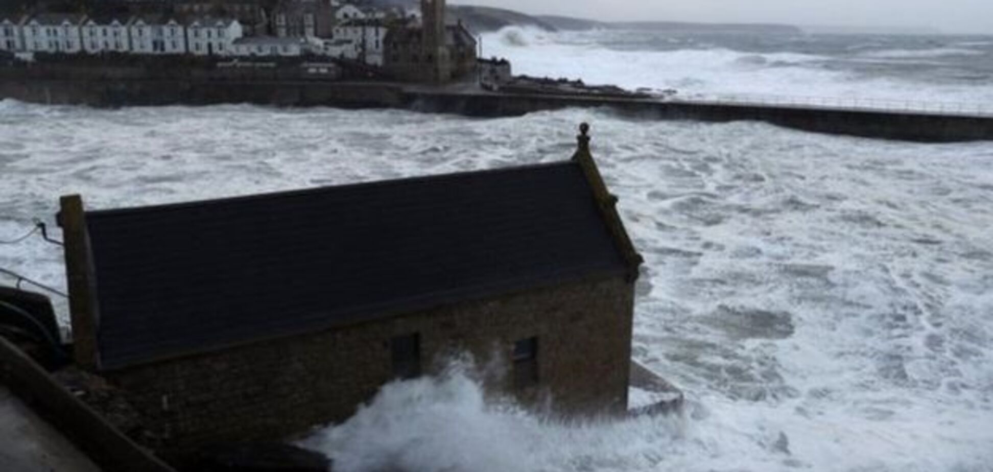 Потужний шторм 'Брайан' накрив Великобританію: з'явилося відео