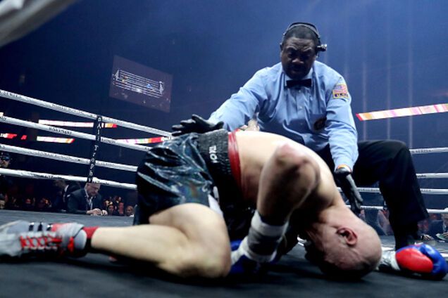 Небитий російський чемпіон переміг красивим нокаутом у чвертьфіналі Всесвітньої боксерської суперсерії