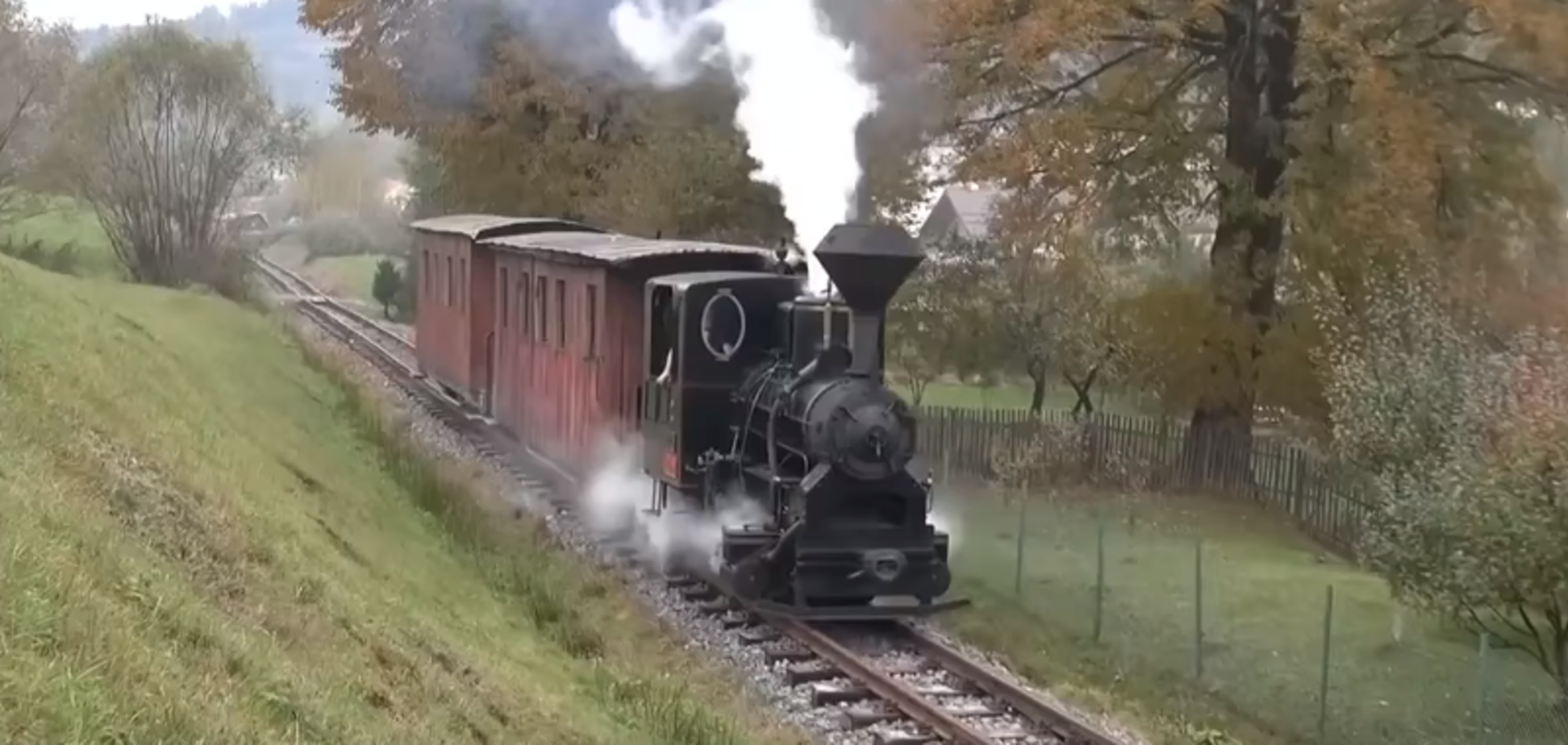 Во время футбольного матча в Словакии через поле проехал паровоз: необычное видео