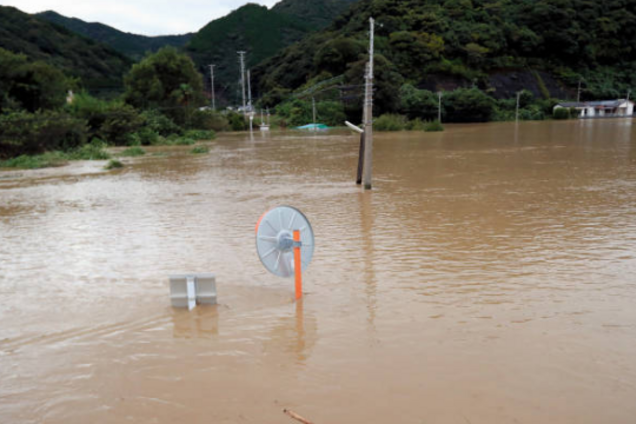 На Японию обрушился мощный тайфун: есть жертвы 
