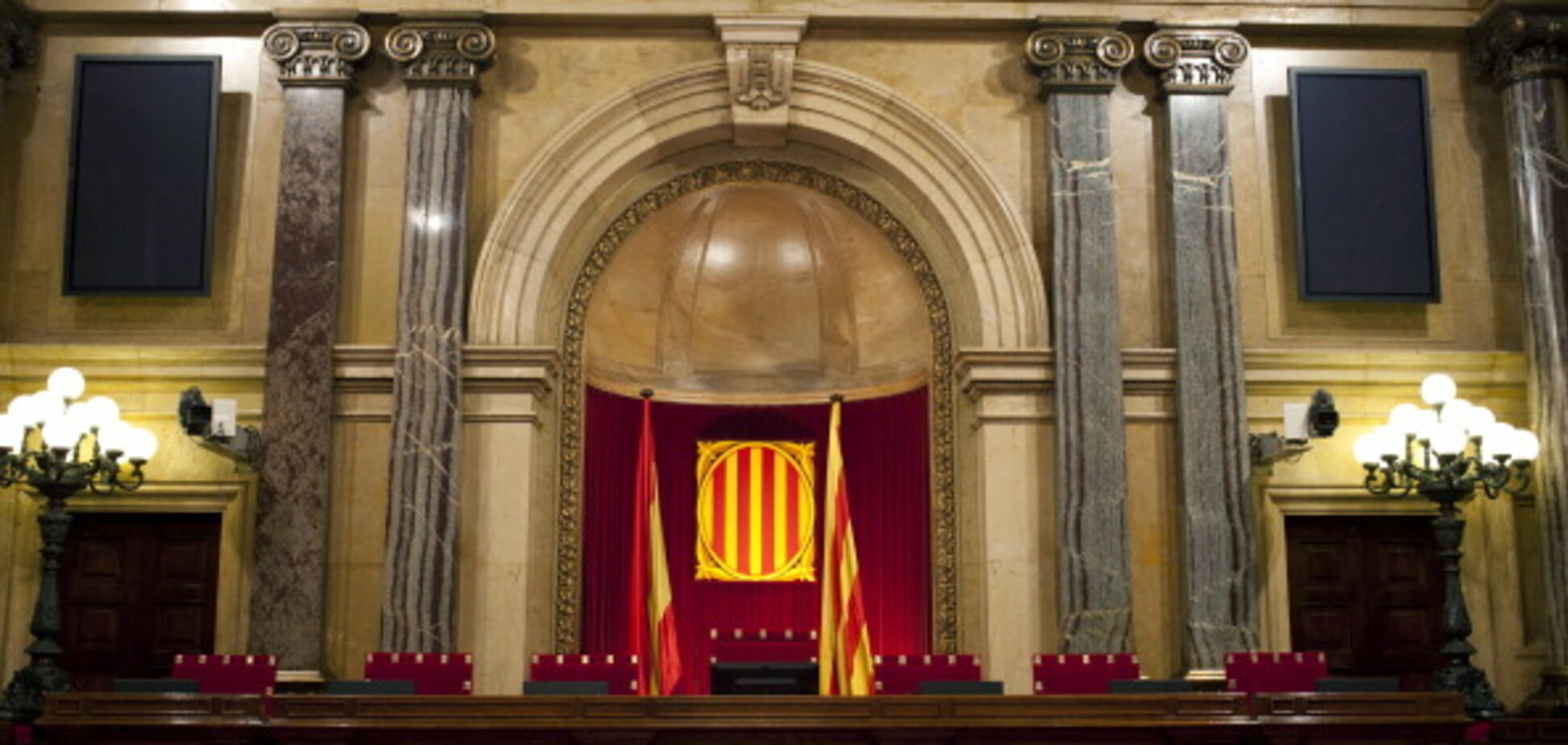 Ответ Мадриду: парламент Каталонии созвал срочное заседание