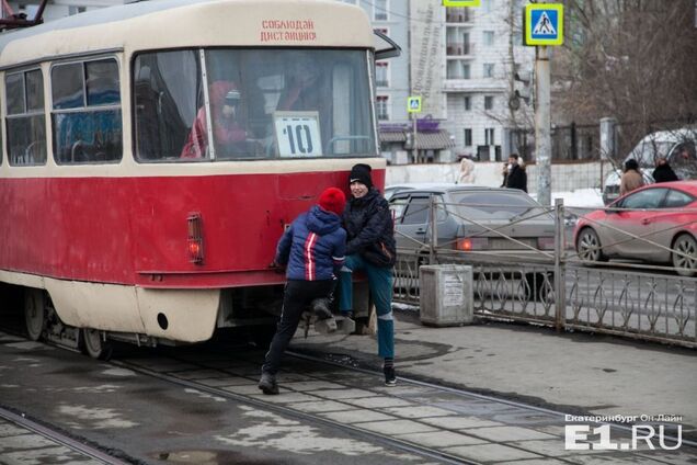 В Запорожье подростки придумали опасное развлечение
