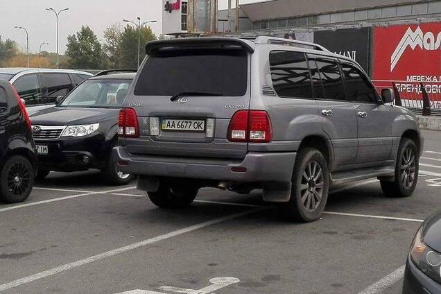 'Інвалід на голову': мережу розгнівав нахабний герой парковки в Києві