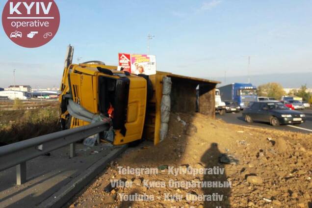 Масштабное ДТП в Киеве: КамАЗ и маршрутка улетели в кювет