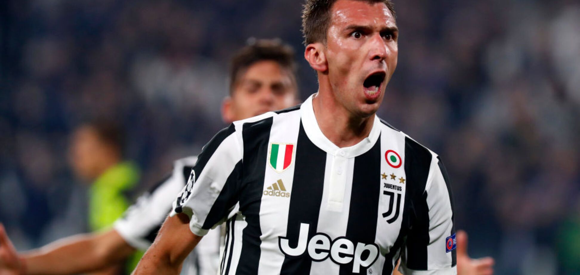 Знаменитый нападающий получил две желтые карточки за три секунды: появилось видео курьезного удаления