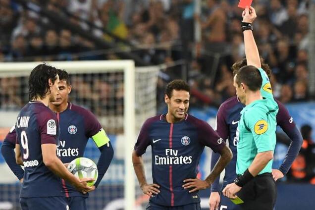 Одного из лучших футболистов мира забросали мусором во время матча: появилось видео