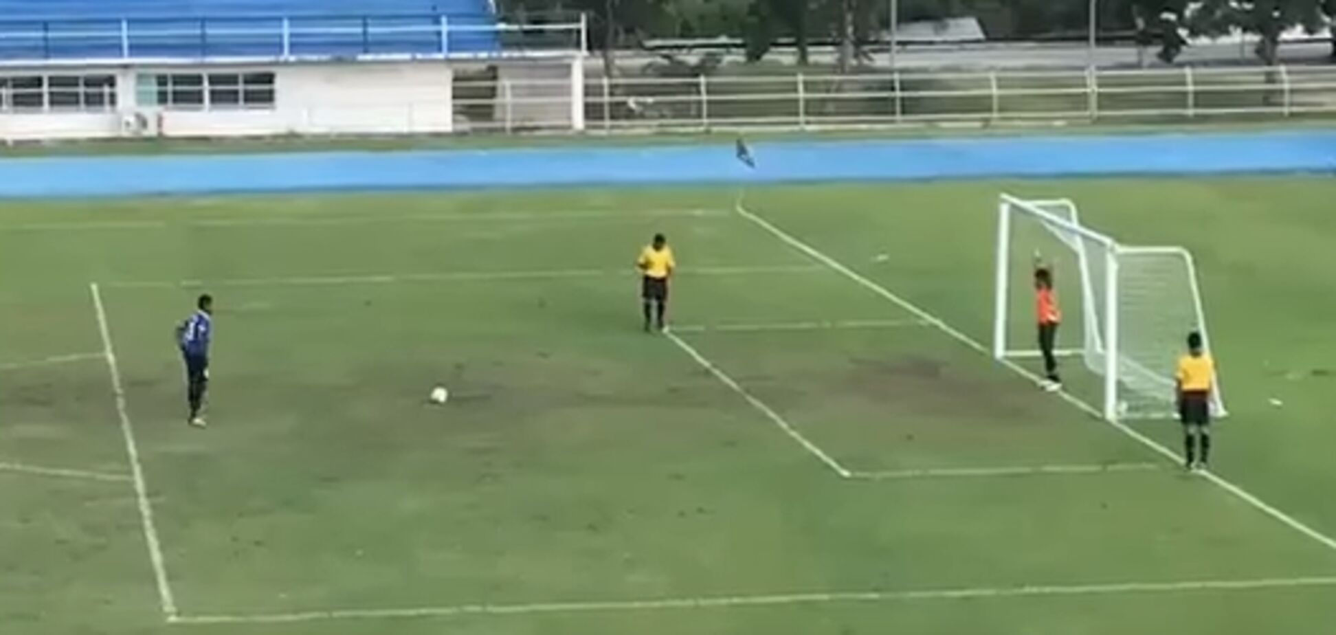 Курйоз дня: в Таїланді футболіст забив найнеймовірніший пенальті в історії