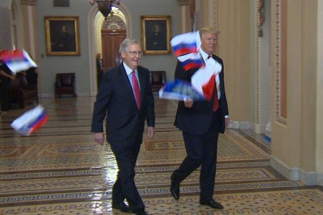 'Это предательство': Трампа в США забросали флагами России