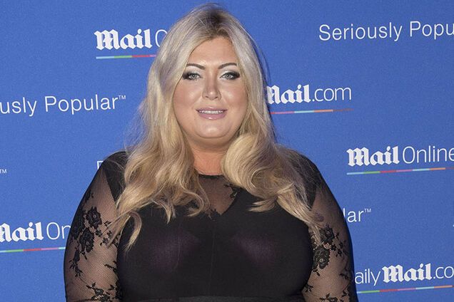 Провалилась под сцену: появилось видео курьеза с пышнотелой поп-звездой