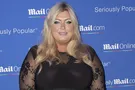 Провалилась под сцену: появилось видео курьеза с пышнотелой поп-звездой