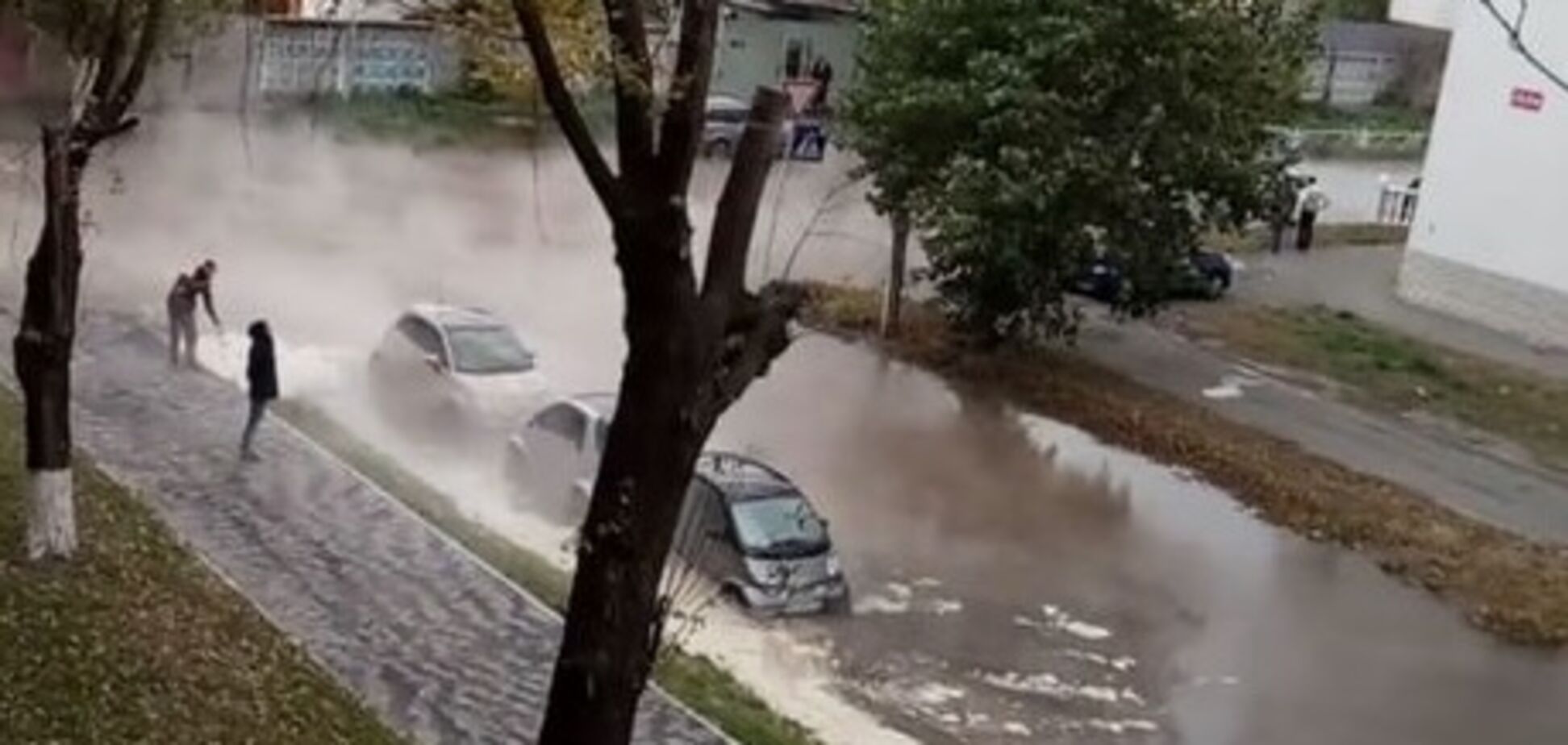 Вхід тільки через багажник: у Києві окропом залило автомобілі