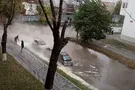 Вход только через багажник: в Киеве кипятком залило автомобили