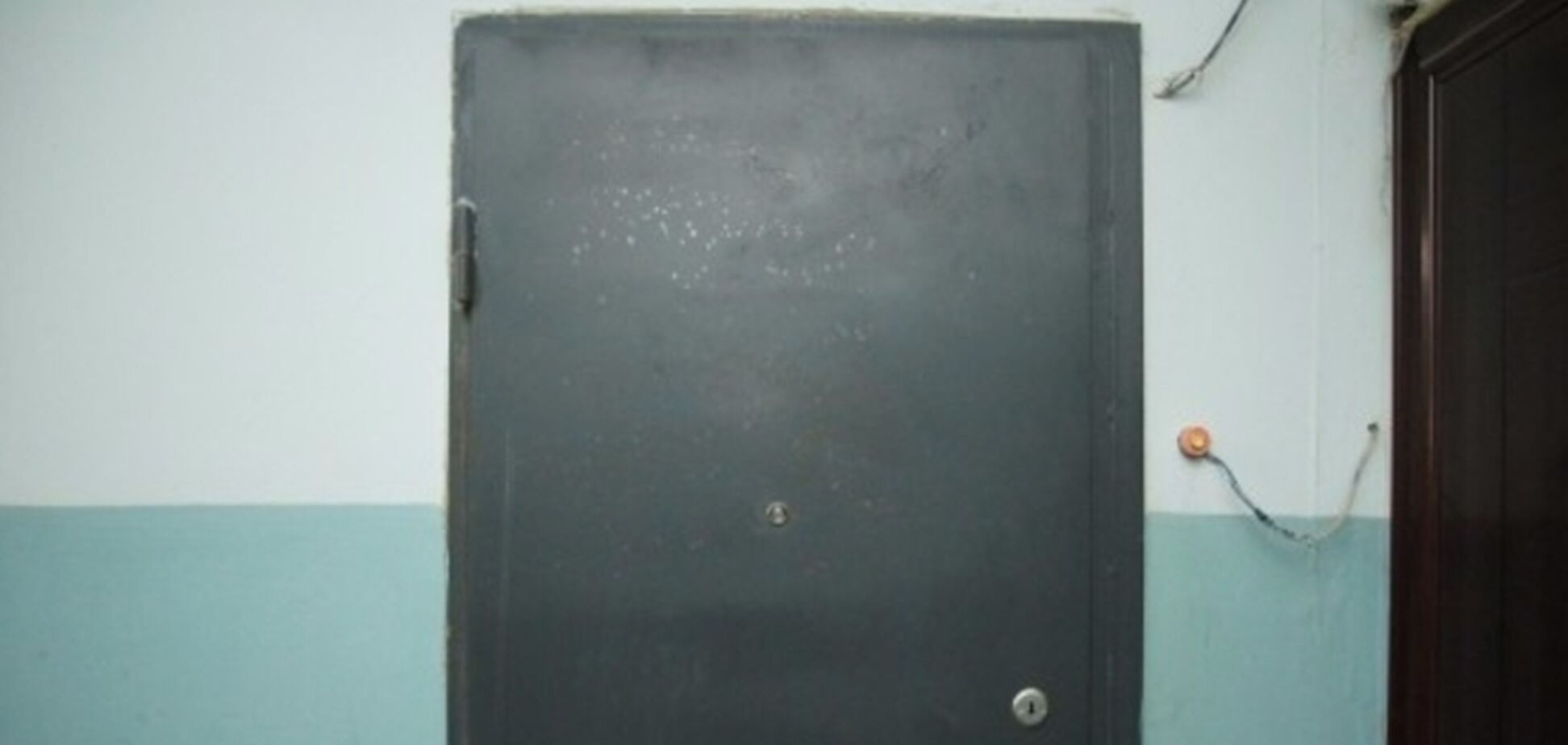 Два дня ничего не ели: в Киеве родители бросили малышей в запертой квартире