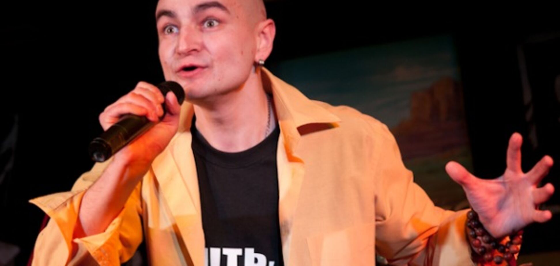 'Еле успокоили': выпавшему из окна поэту устроили 'антибандеровскую ночь' в больнице