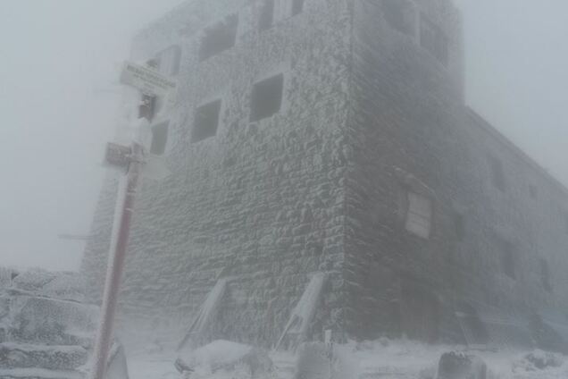 Снег и ветрено: в Карпатах установилась зимняя погода. Фотофакт