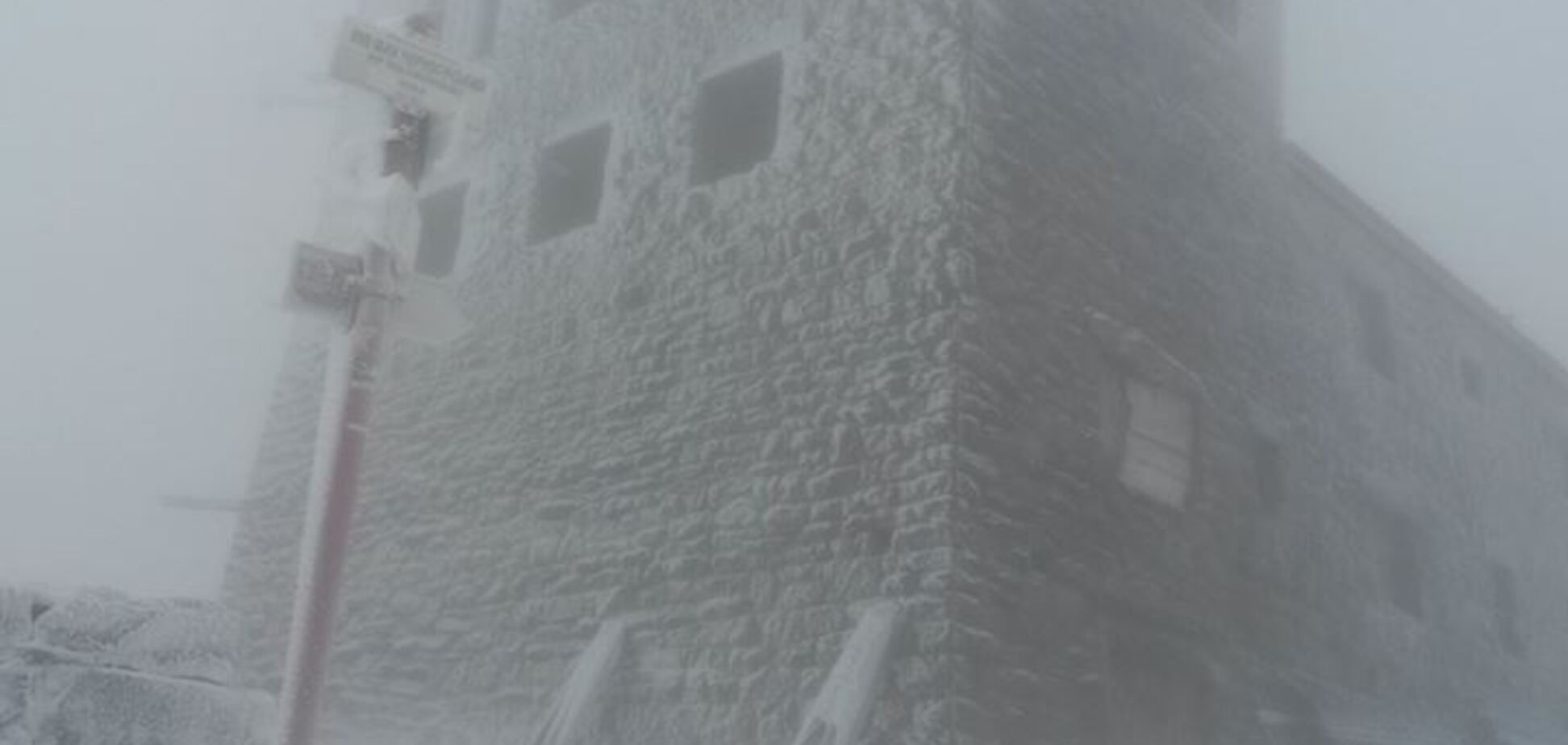 Сніг і вітряно: у Карпатах встановилася зимова погода. Фотофакт