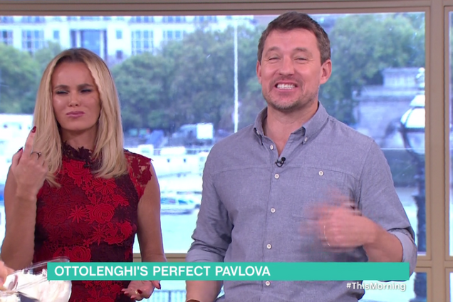 Ведуча злизала вершки, які впали на підлогу, розлютивши мережу