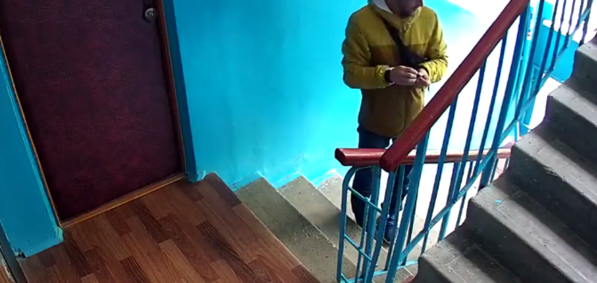 Пограбування квартири в Києві: прудкий злочинець попався на камери