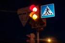 В Париже в момент переключения светофора ОБЕИМ сторонам включается КРАСНЫЙ