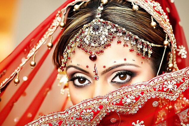 Женщину изнасиловали среди бела дня посреди улицы: шокирующее видео