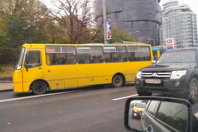 В Киеве маршрутка столкнулась с троллейбусом, есть пострадавшие