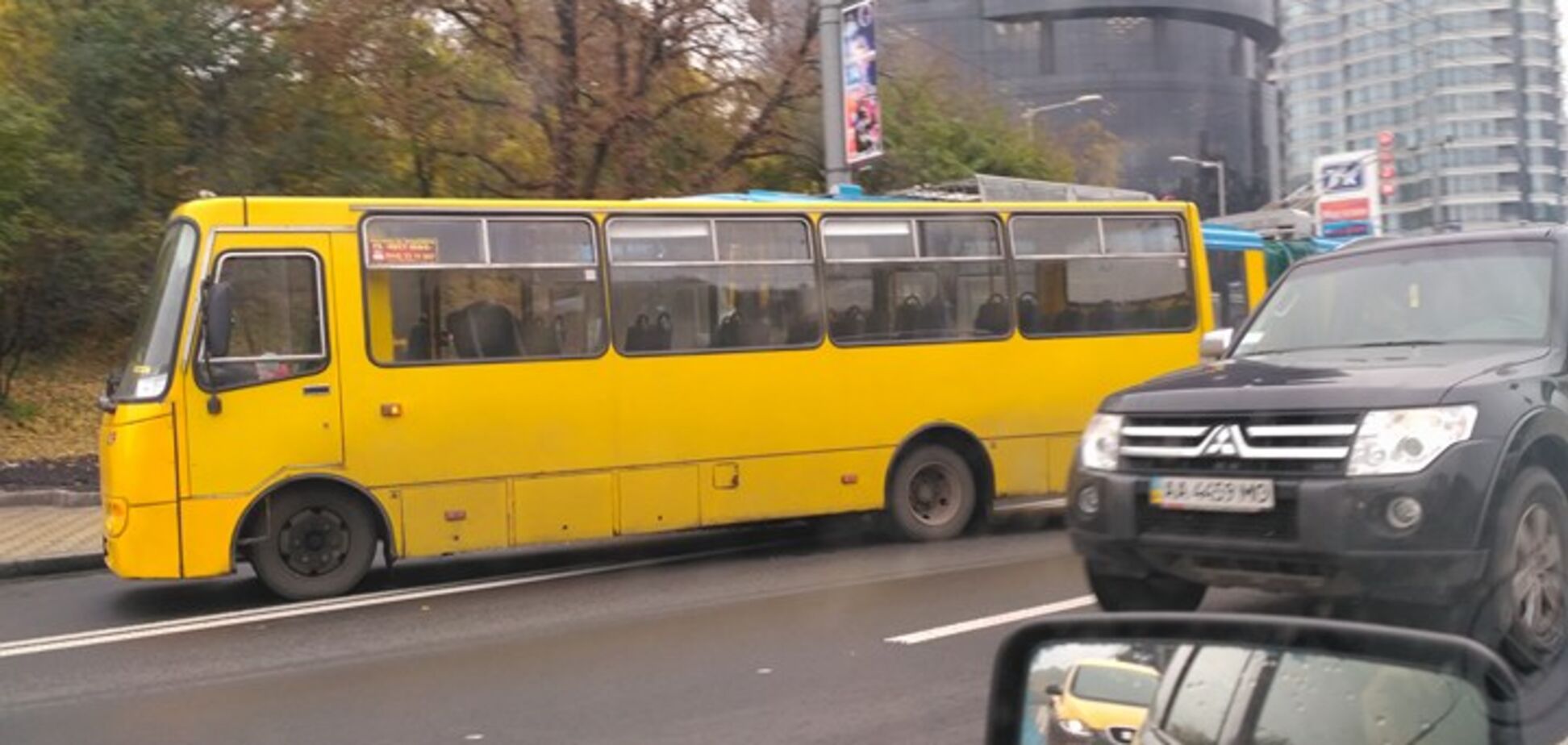 В Киеве маршрутка столкнулась с троллейбусом, есть пострадавшие