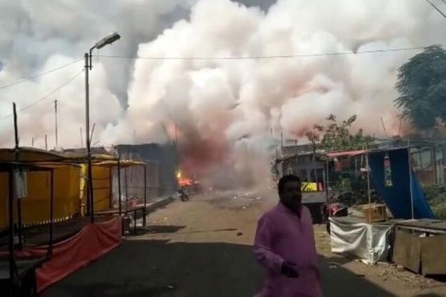 В Индонезии взорвался завод пиротехники: около сотни погибших и раненых