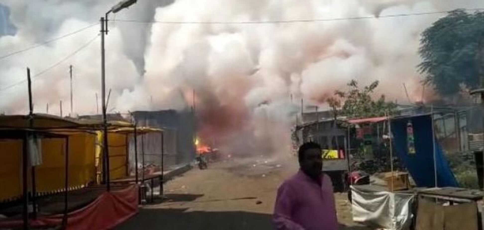 В Индонезии взорвался завод пиротехники: около сотни погибших и раненых