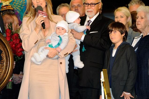 'Удивительная история': известная певица восхитила сеть раритетным фото с детьми