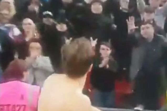Английский фанат схлестнулся с ребенком за майку футболиста и рухнул с трибуны, насмешив соцсети: опубликовано видео