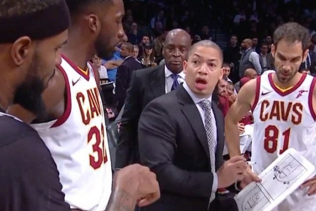 Хитрий баскетболіст перетворився на невидимку під час тайм-ауту