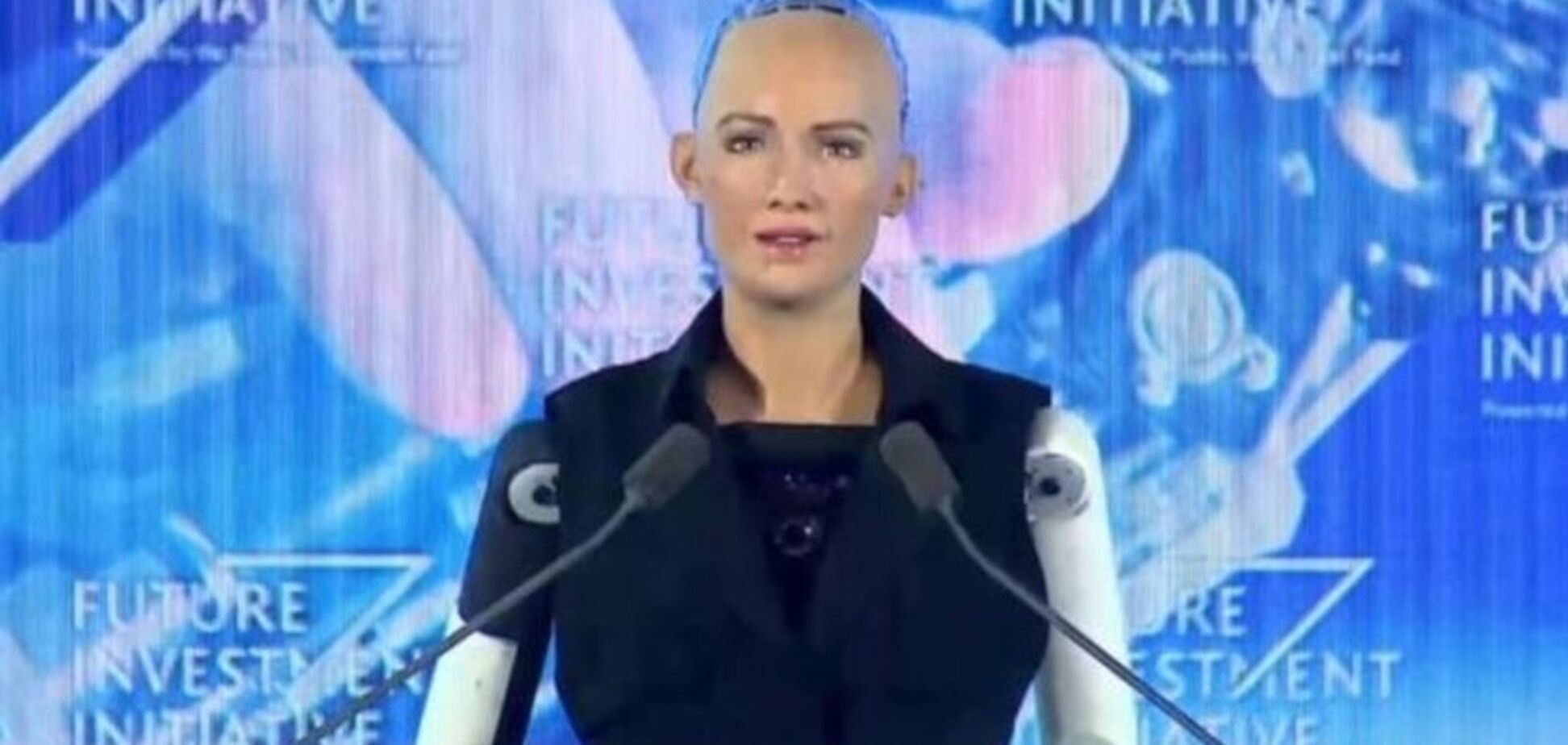 А раніше погодився знищити людей: як робот вперше отримав громадянство