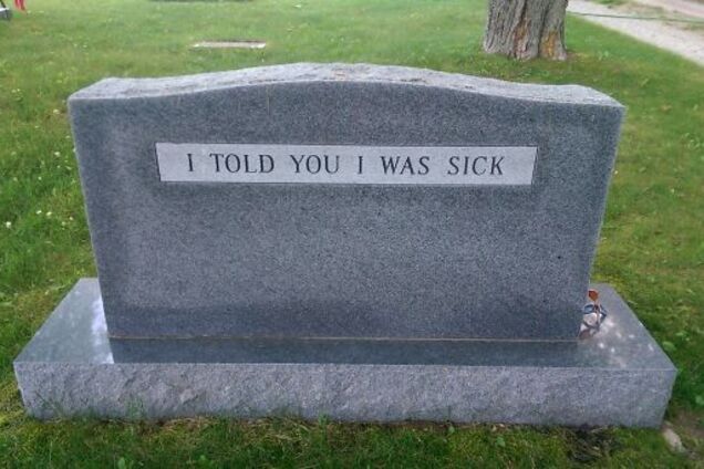 'Если вы читаете это, то стоите на моих сиськах': самые остроумные надгробия