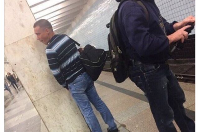 'С зонта натекло': сеть шокировал вопиющий случай на станции метро