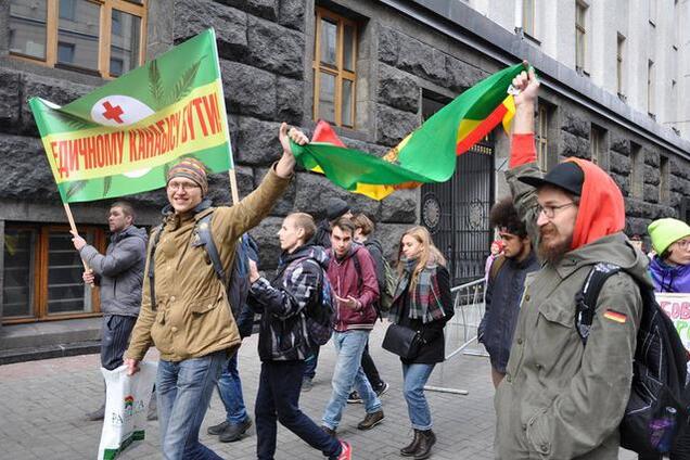 'Трава может спасать': в Киеве прошел 'Конопляный марш'. Опубликованы фото и видео