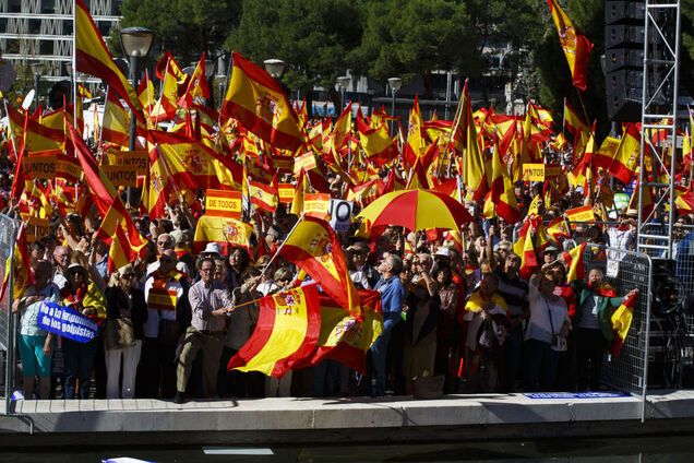 В Мадриде люди вышли на митинг за единство Испании: яркий фоторепортаж