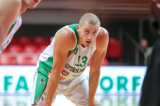 Игрок вырубил ударом в голову одноклубника за неточную передачу: опубликовано видео момента