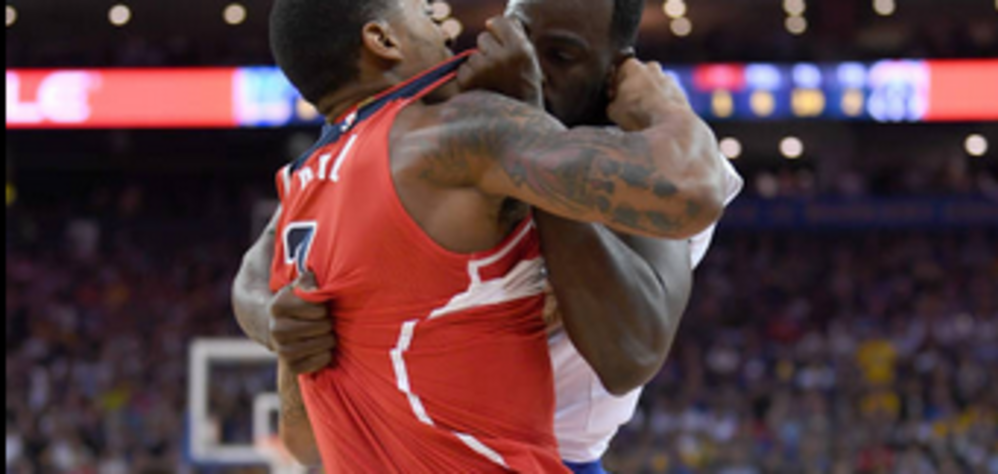 Звезды НБА устроили жесткое месиво во время матча: опубликовано видео