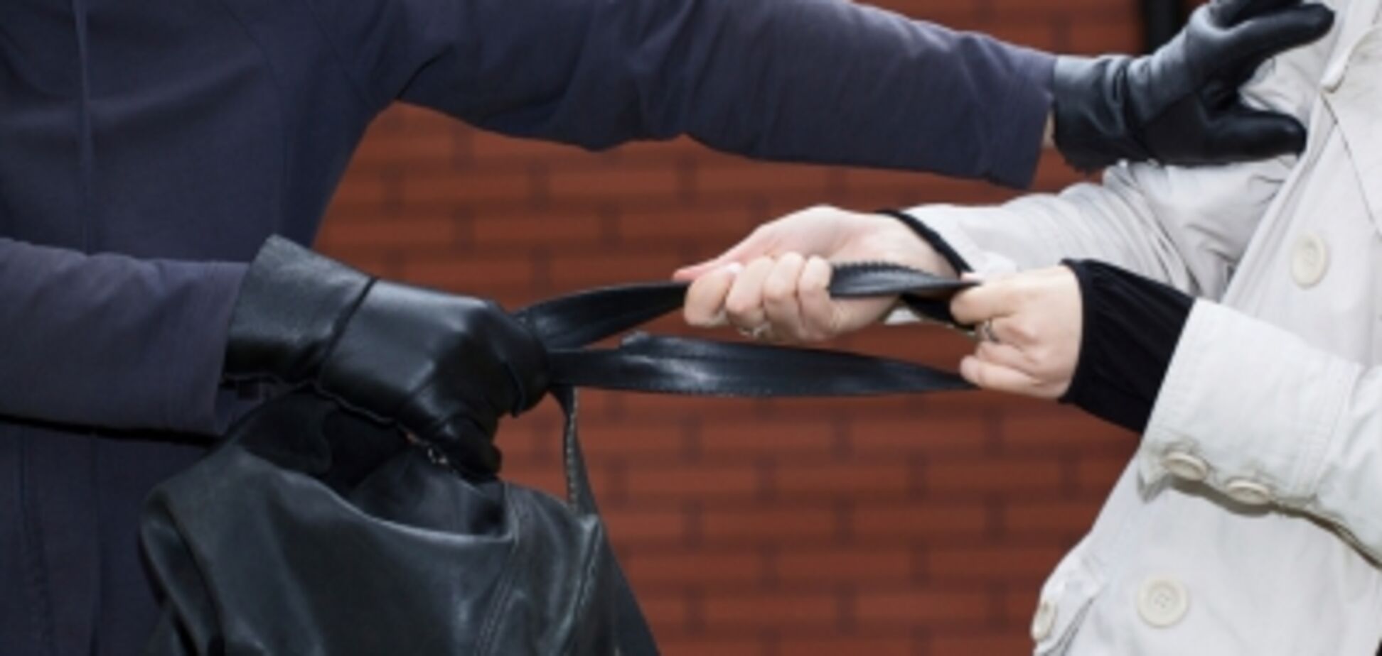 'Требуют заплатить': туристов из США напугали мошенниками в Киеве