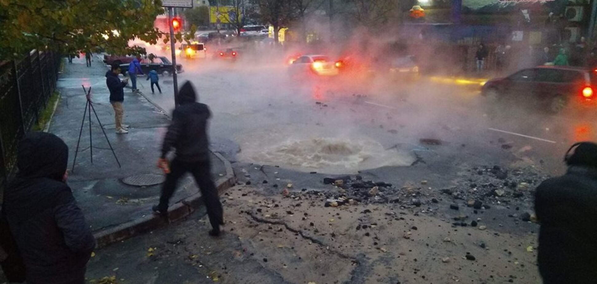 'Поплыли машины и пешеходы': в Киеве из-за прорыва трубы затопило улицу