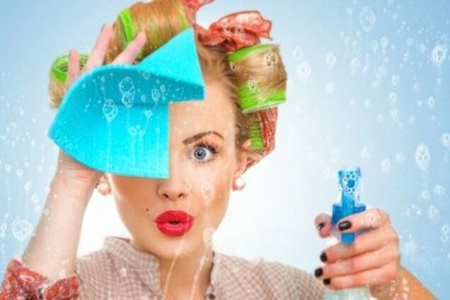 Прапорщик, перевіряючи нічне прибирання казарми, дивився не на підлогу...