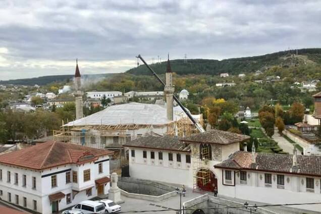 Оккупанты уничтожают Бахчисарайский ханский дворец