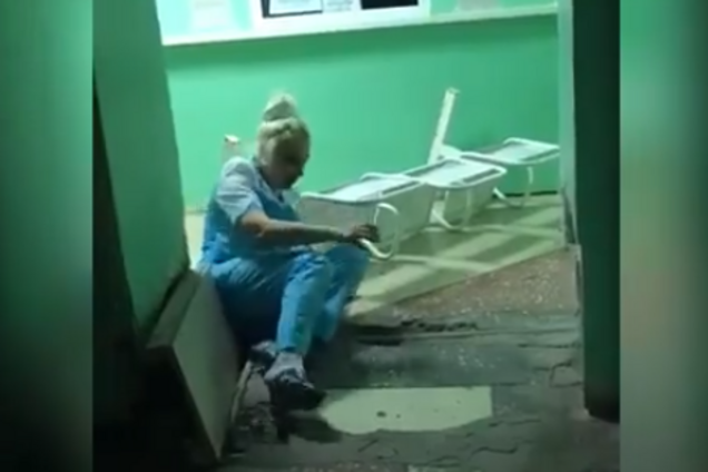 'Навіщо знімати?' Відео з п'яною медсестрою в Росії посварило мережу