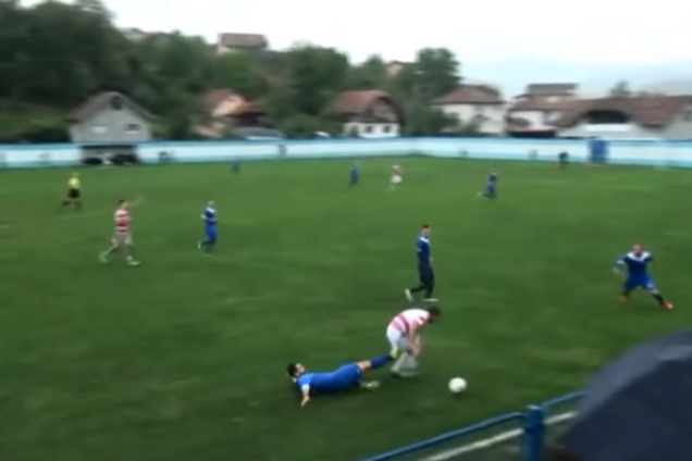 Боснійський футболіст отримав страшну травму під час матчу, втративши яєчка: з'явилося відео інциденту