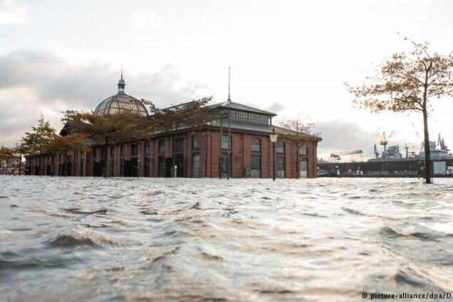 Разрушительный ураган атаковал Европу: появились новые подробности, фото и видео