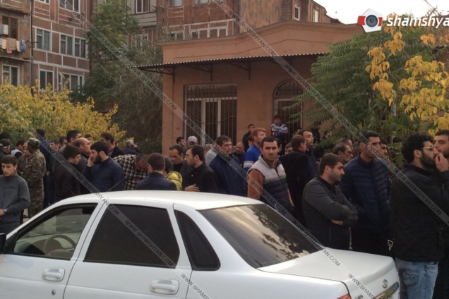 Озброєний чоловік узяв заручників у дитячому садку